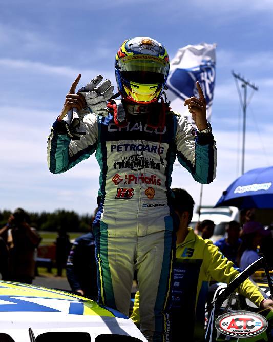 #TCPM// <a href="/lucasbohda/">Lucas Bohdanowicz</a> sumó una nueva victoria para seguir vigente en la lucha por el campeonato.

El chaqueño dominó de punta a punta la anteultima competencia del año y llegar con chances al coronación.

Lo escoltaron <a href="/ManuBorgert/">Manu Borgert</a>, que llega como líder y tercero fue Guiffrey.