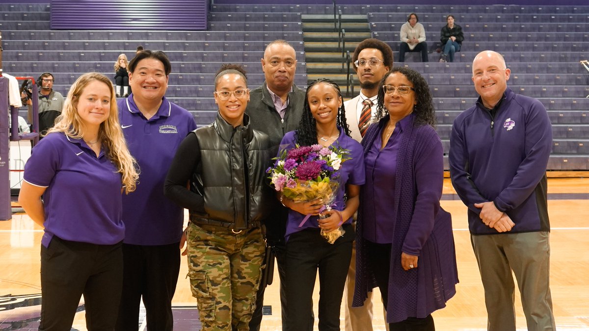NiagaraVB's tweet photo. We 💜 our Seniors 

🟣🦅🏐 https://t.co/I180kAgJU6