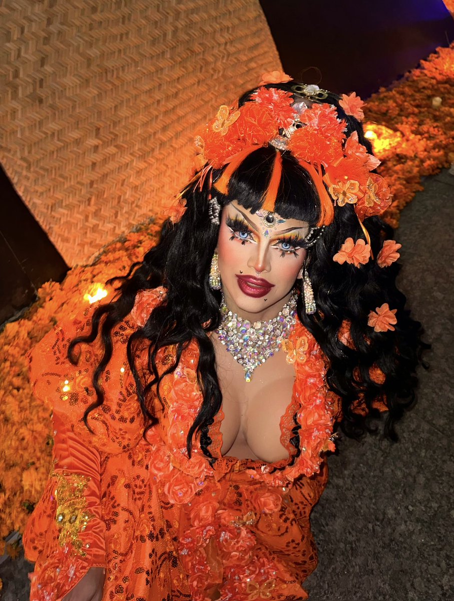 LIGHT_KIING's tweet photo. Parcé!! 
Fue un honor para mi poder presenciar mi primera noche de 🧡día de muertos 🧡
en drag, la cuál estoy enamorada dé esta bella tradición de mi querido MÉXICO hecha arte. cada  día agradezco las  maravillas qué este país me brinda y sobre todo el amor y apoyo, les amo🌹🙏🏻🌹 https://t.co/tWRqxfwc2c