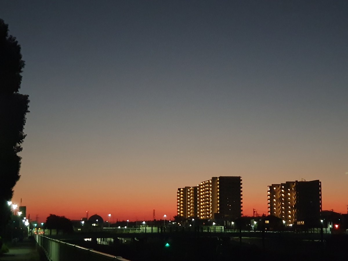 WerthLeon1's tweet photo. 11/4(月) #イマソラ 5:38
#OnePlus7TPro
#x100ultra
#GalaxyS10+
昨日と比べ、冷え込んだ朝ですが、澄んだ空の薄明グラデーションが映えています。朝のウォーキングも心地よいです。スマホによって、これだけ違った空になります。人間と同じですね。
仕事の方も、お休みの方も、素敵な1日を! https://t.co/c720AiOPoA