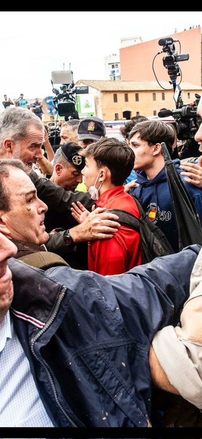 Ecco_Huerto's tweet photo. Este del chandal  rojo es el del palazo a Pedro @sanchezcastejon  No es valenciano, ni voluntario ha ido desde Madrid con todxs sus compinches neonazis que llevaban preparado un atentado contra el presidente del gobierno.  Es Adrian Campos del grupo neonazi revuelta. Un mierda. https://t.co/QIKxWJ1Ipr