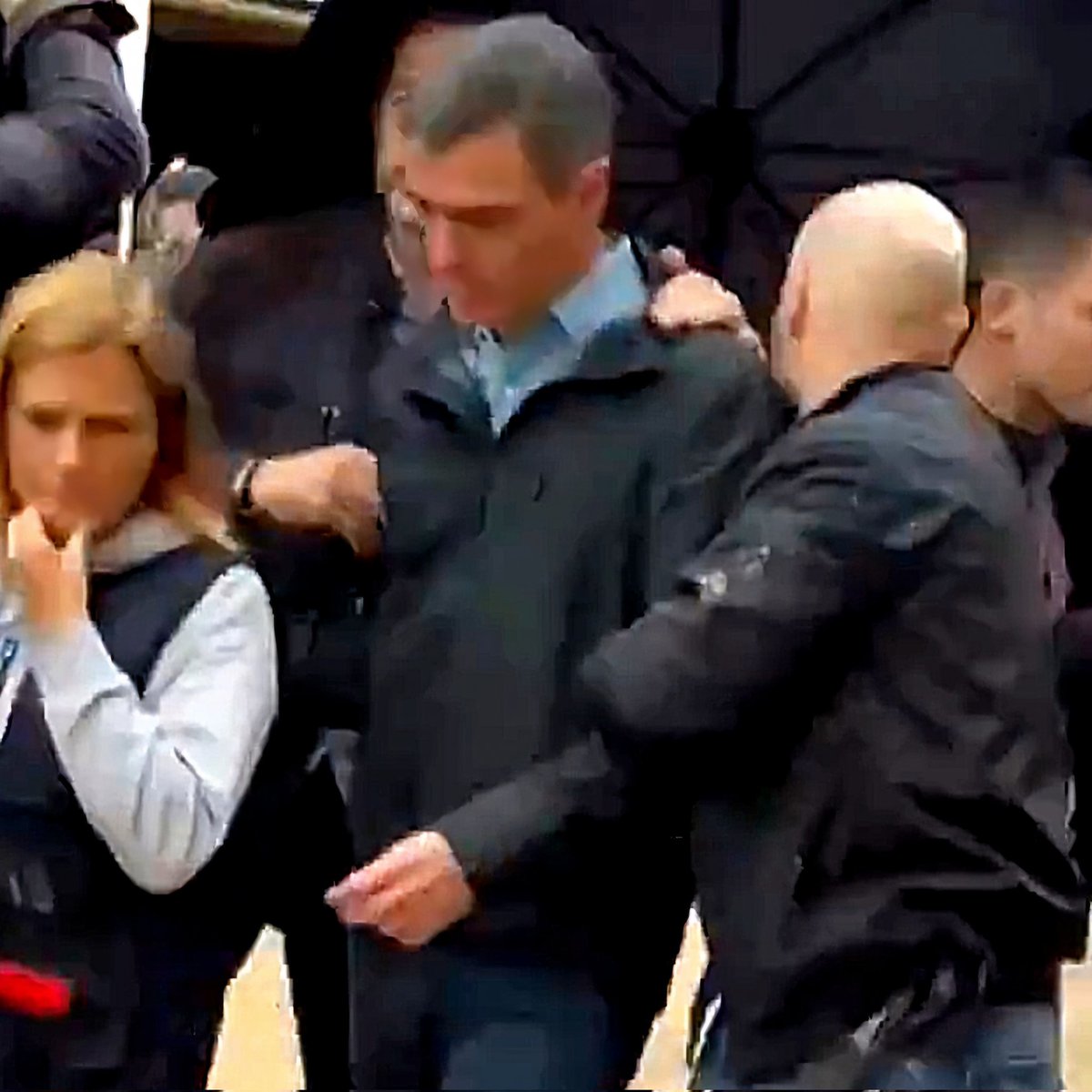 YoTemsamani's tweet photo. Hoy sacaron a #Sanchez así de #Paiporta, pronto lo sacaran así de #Moncloa.. https://t.co/jpPJ3RVsVf