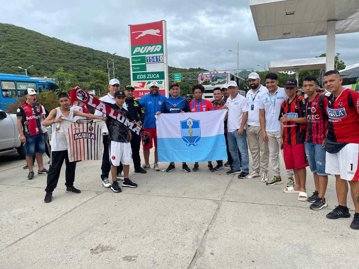 El fútbol se debe vivir en armonía✅⚽️

Líderes de la Garra Samaria Norte y La Hinchada del Ciclón les dieron la bienvenida a las barras del Cúcuta Deportivo, previo al encuentro su equipo el <a href="/UnionMagdalena/">Unión Magdalena S.A</a> , en el estadio Sierra Nevada este lunes a las 4:05 🏟️