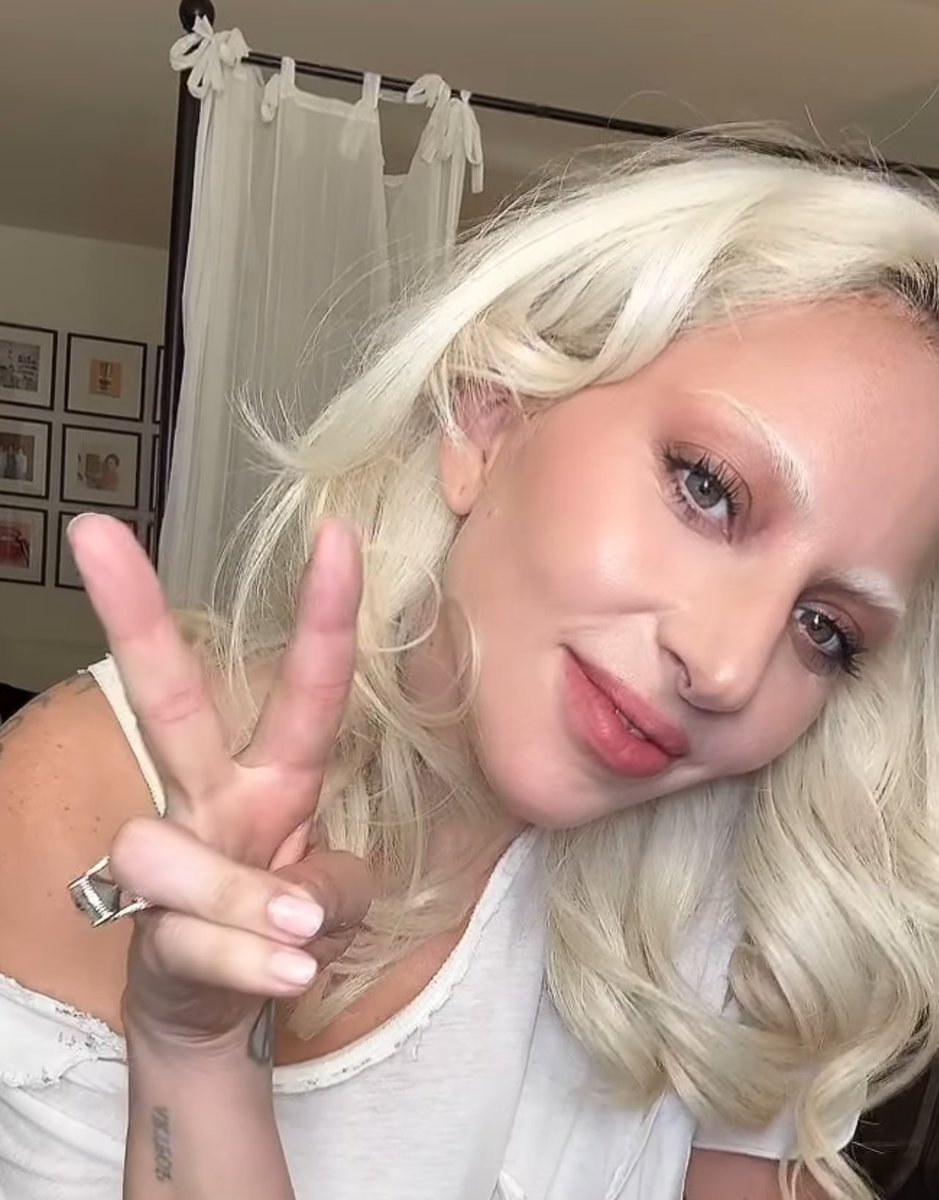 SHE'S SO FUCKING PRETTYYYYYYYYY