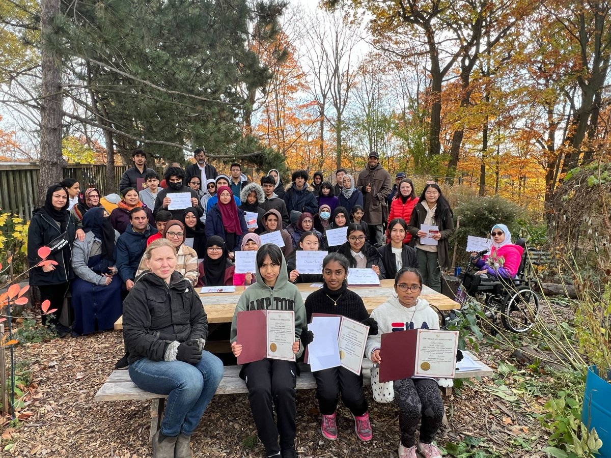 stephaniebowman's tweet photo. I was happy to be with volunteers, students & families of @TPUrbanFarmers on this lovely autumn day as they celebrated the contributions of their youth leaders. Their service created 2500 pounds of food for #Thorncliffe & #Flemingdon residents. So amazing - well done! https://t.co/zEKcvWbjHN