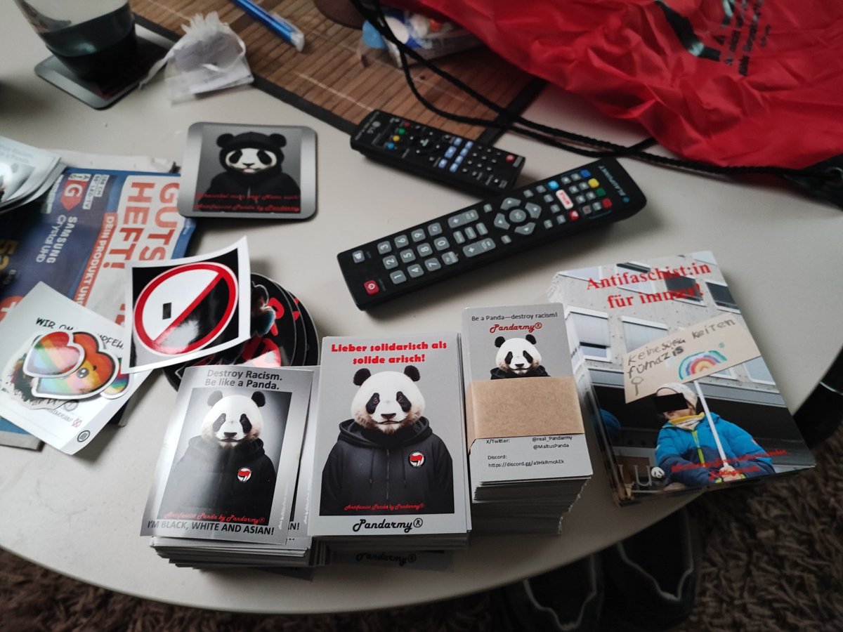 fr4gfu44a's tweet image. Der neue Merch von der #Pandarmy ist eingetroffen. @CW_Adler braucht ihr ein paar Aufkleber oder Postkarten? Eventuell noch einen Dreckssack?