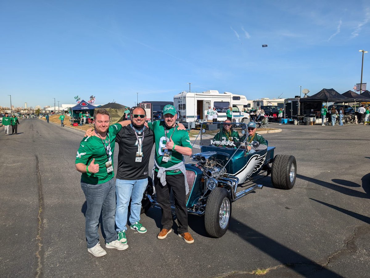 SportsTripsPHL's tweet photo. What makes our ultimate tailgate even better!?! The @BritishEagles are in town! 🇬🇧🇮🇪🦅 #BirdsFlyHome
#PhillySportsTrips | #GoBirds | #SouthPhiladelphia https://t.co/rmpYsvgK8S