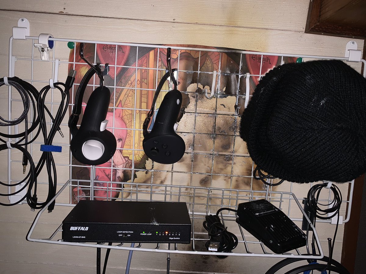 kidojo's tweet photo. 【拡散希望】
(1/3)本日、モバイルバッテリー付きのヘッドストラップのバッテリーが爆発し、危うく火事になるところでした。

今日の1時頃までVRChatをしており、そこから充電したまま寝ました。4時40分頃だと思うのですが、爆発音が鳴り目が覚めました。
#VR #HMD 
→ https://t.co/7ZFt9kb9SV