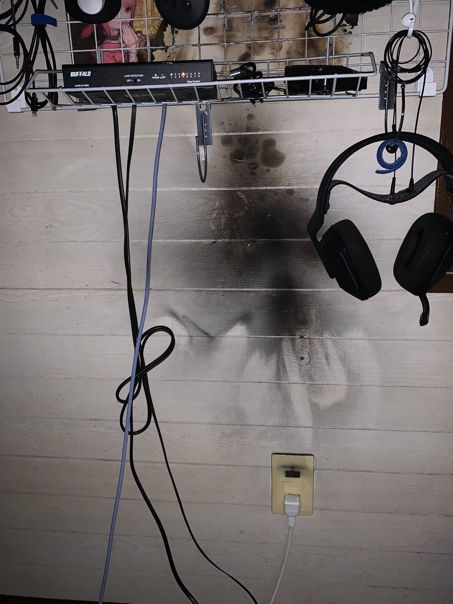 kidojo's tweet photo. 【拡散希望】
(1/3)本日、モバイルバッテリー付きのヘッドストラップのバッテリーが爆発し、危うく火事になるところでした。

今日の1時頃までVRChatをしており、そこから充電したまま寝ました。4時40分頃だと思うのですが、爆発音が鳴り目が覚めました。
#VR #HMD 
→ https://t.co/7ZFt9kb9SV