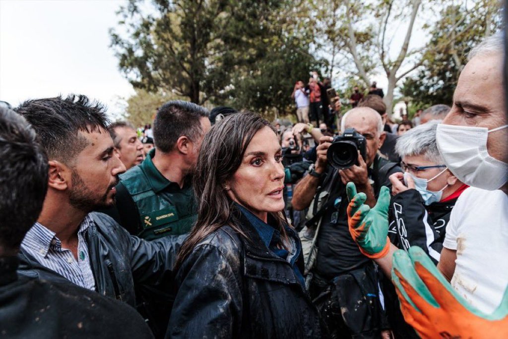 RLetizia2020's tweet photo. 🔴Las imágenes de la visita de los
Reyes a la Comunidad Valenciana forma parte ya de la historia de 🇪🇸.

Una visita cargada de tensión, donde hemos visto a unos reyes que se ha quedado junto a la gente a pesar de la situación.

Abro 🧵 https://t.co/492zRcvYiO