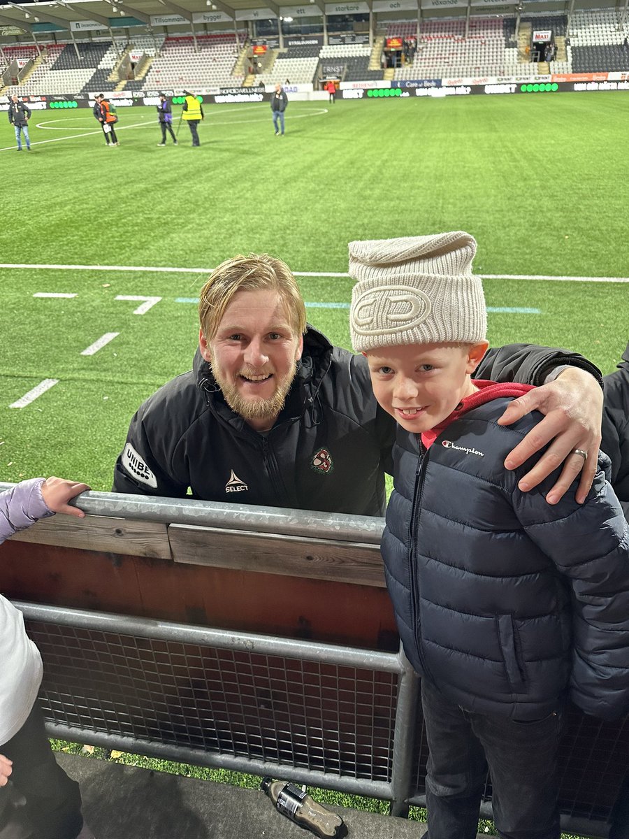 Vilket slut på dagens tillställning! 
Jag, Loui och som alltid farsan på plats. 
Farsan har nog varit på plats i 50 år, jag i 30 och Loui i 4-5. 
Det är nått visst. ÖSK finns alltid där. 
Kalle rulla in en straff och Yasin avgjorde. Kunde inte bli bättre.