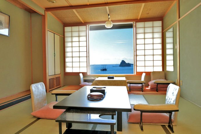 mm__ii89's tweet photo. 静岡で一度は行きたい、 
『海鮮食べ放題のコスパ最強お宿』

  お刺身、寿司、貝類など、夕食60種・朝食40種以上の焼肉&amp;浜焼きバイキング。これでもかってくらい、海の幸モリモリ。朝からオリジナルの舟盛りつくって食べれるとか、しあわせすぎる...。 https://t.co/7DvhlPX3MO