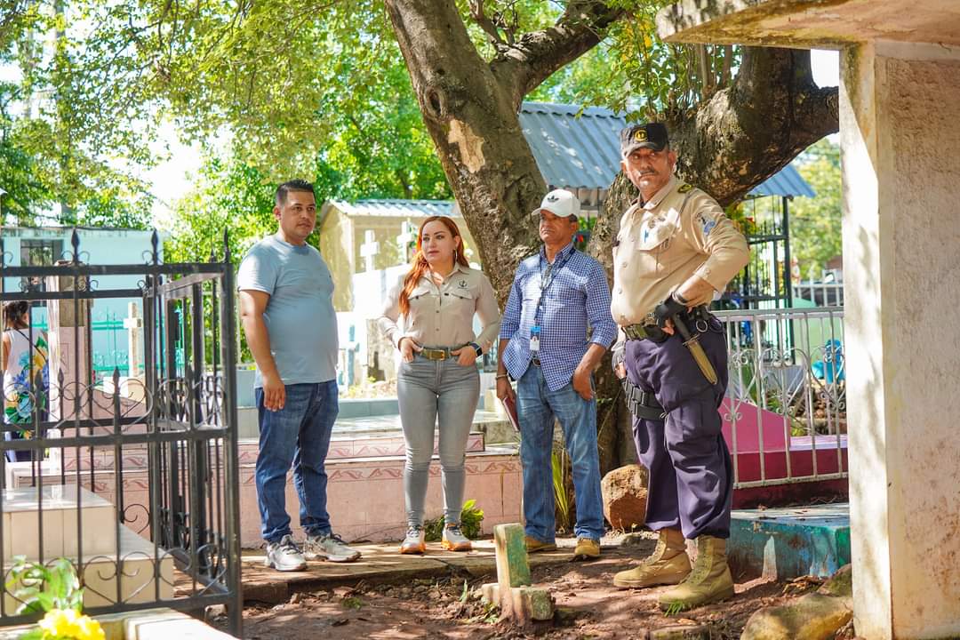 Nuestra alcaldesa de La Unión Sur, <a href="/Victoriag_sv/">Victoria Gutiérrez Salmerón</a>, recibió en los diferentes campos santos del municipio a los familiares que rindieron homenaje a sus seres queridos, en el marco del Día de los Fieles Difuntos. 🙌🏻