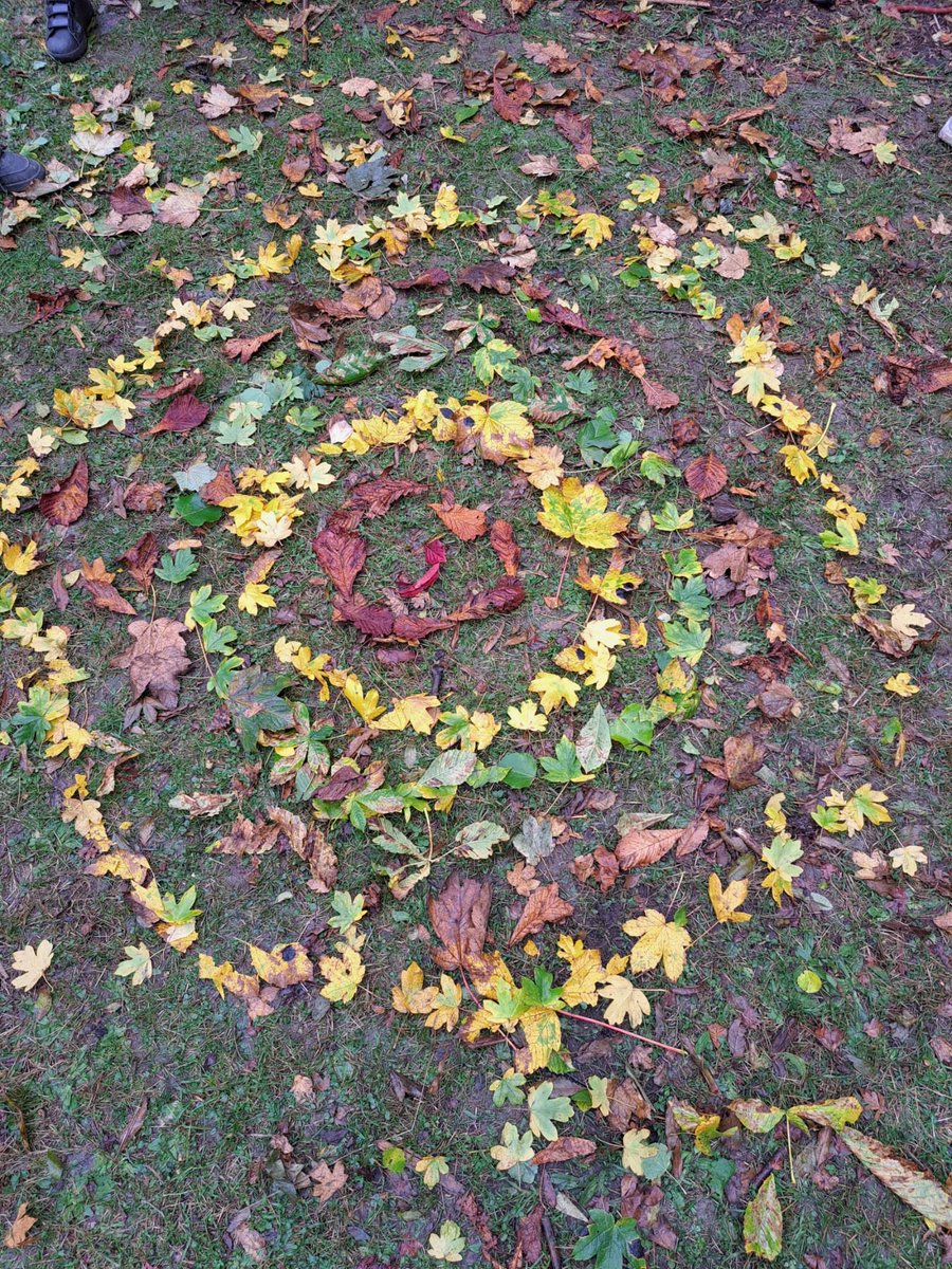 PoplarsFarmSch's tweet photo. Wonderful autumnal colours and great pupil collaboration in our Forest School with Mr Morris #NPDL #outdoorlearning #art https://t.co/NyYpyKXjNJ