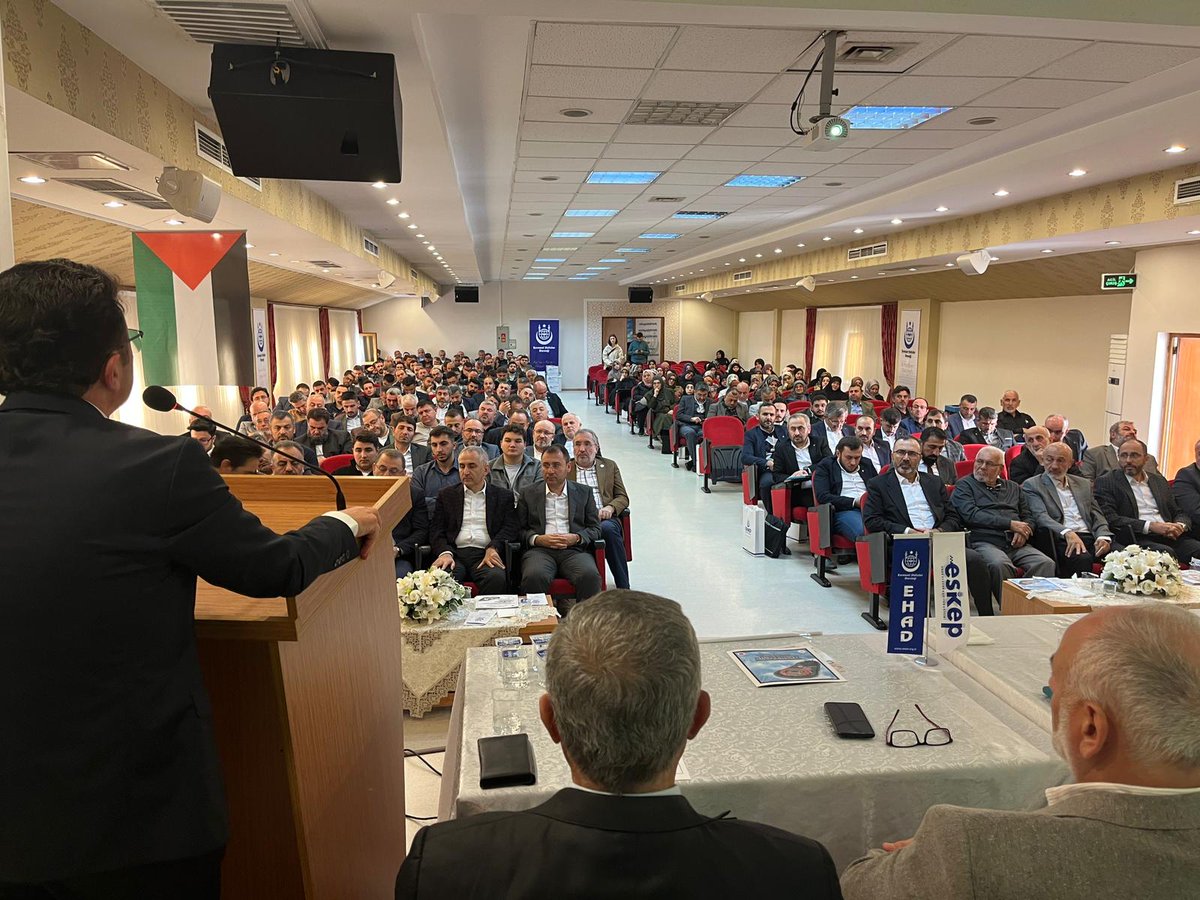 ehadgm's tweet photo. EHAD Türkiye geneli Bölge ve Şube Başkanları toplantısı İstanbul Pendik'te yapıldı. 
DİB Din Hiz Gen Müd Dr. Şaban Kondi bey, GMYK üyeleri, bölge ve şube başkanları ile kadınlar komisyonu başkanlarımıza hitap etti.
" Kur'ân-ı Kerîm'e Hizmet Şereftir." 
#ehad
#KuranaHizmetŞereftir https://t.co/tfUblcM0ge