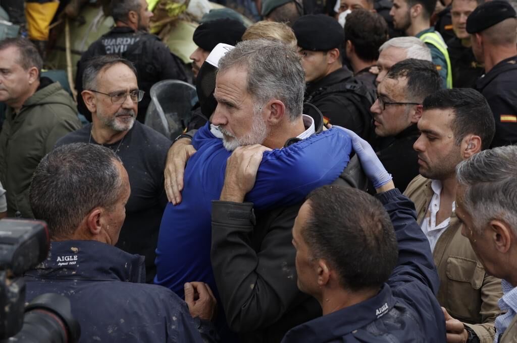 RLetizia2020's tweet photo. Por otro lado, ante las informaciones que están saliendo,el Rey no tiene poder ejecutivo. Tenemos una monarquía parlamentaria y todos sus actos están refrendados por el Gobierno, según la CE. El único acto que no necesita refrendo es para nombrar al personal de su Casa. https://t.co/DfY7LRXgYa