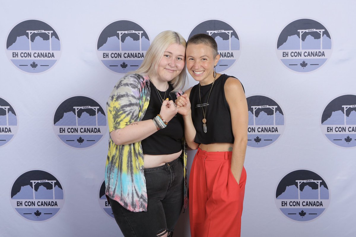 dommieswave's tweet photo. genuinely didn’t mean to recreate my first ever photo op with dom but turns out a new pinky promise needed to be made so now we have this 🥺❤️🩹
#WynonnaEarp #earptopia https://t.co/krjZl4mD5I