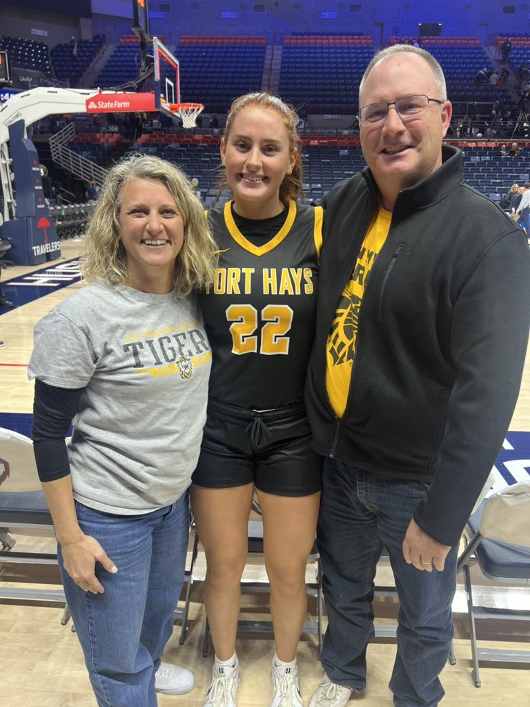Loved seeing some familiar faces in the crowd at UConn 💛🖤