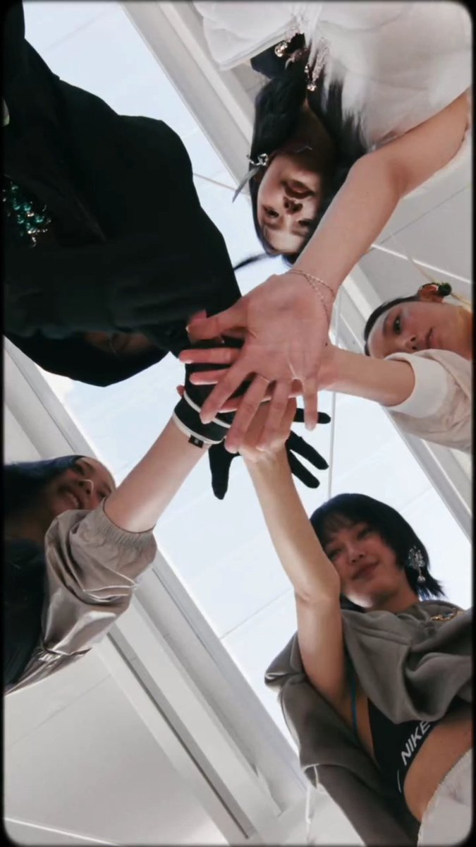 kimkim__MJ's tweet photo. 1 retweet = 1 vote

 #2024MAMAVOTE   #Newjeans
 https://t.co/IpyMaosSVn