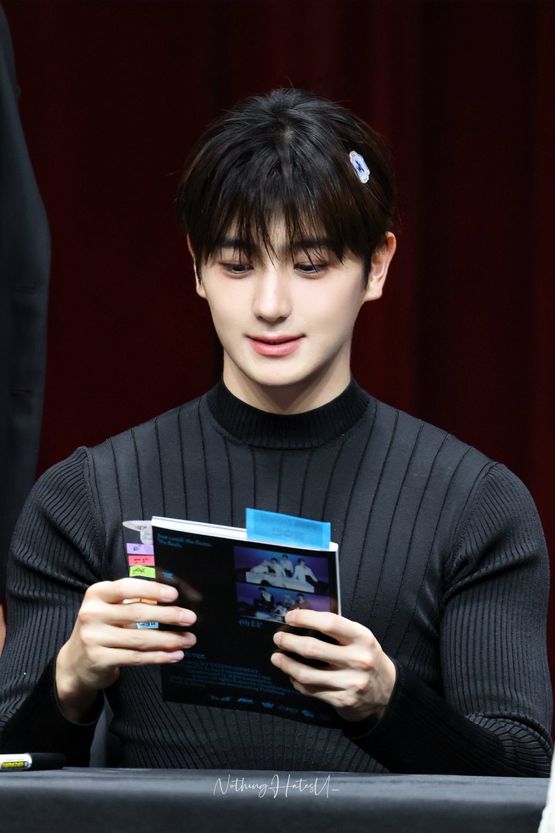 NothingHatesU_'s tweet photo. 241031 헬로라이브

다롱이핀 귀여어서 이날사진 많이 올리기 ◡̎

#더보이즈 #현재 #HYUNJAE #이재현 #THEBOYZ https://t.co/wf4Go6Zg15