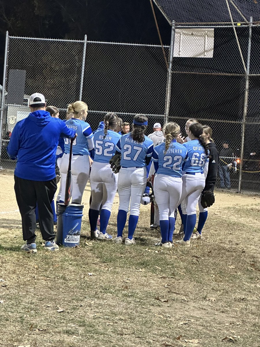 LylaMBlair2026's tweet photo. Ended the fall season with a couple of hits! Felt like I saw the ball, and had great at-bats. Loved playing versatile at 3rd, OF, and 1st base. So happy for our team💙 https://t.co/ZG5r9FSdFP
