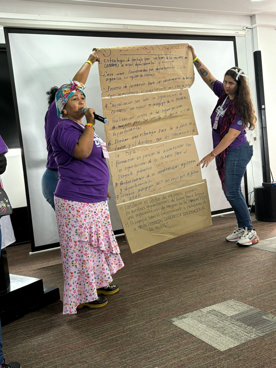 CNRCOMUNES's tweet photo. Unidas por la Paz y la Igualdad Mujeres Liderando el Cambio en Colombia👏🇨🇴
En el segundo día del Encuentro Nacional de la Coordinadora Nacional de Mujeres #CONAMU las firmantes de paz y sus aliadas se reunieron en mesas de trabajo para construir estrategias organizativas por la paz en Colombia y los derechos de las mujeres en el territorio.
Este encuentro histórico reúne a líderes #Mujeres 💜 de todo el país, comprometidas con la construcción de una sociedad más justa y equitativa. Juntas, desarrollan acciones y consolidan propuestas para:
✅️ Fortalecer la participación política de las mujeres en la toma de decisiones.
✅️ Proteger los derechos humanos y territoriales de las comunidades.
✅️ Promover la justicia y la reconciliación en los territorios afectados por el conflicto.
✅️ Empoderar a las mujeres como agentes de cambio y paz.
Este Encuentro Nacional es un llamado a la acción, un compromiso con la transformación social y la construcción de un futuro más próspero y pacífico para todos y todas✊️🇨🇴