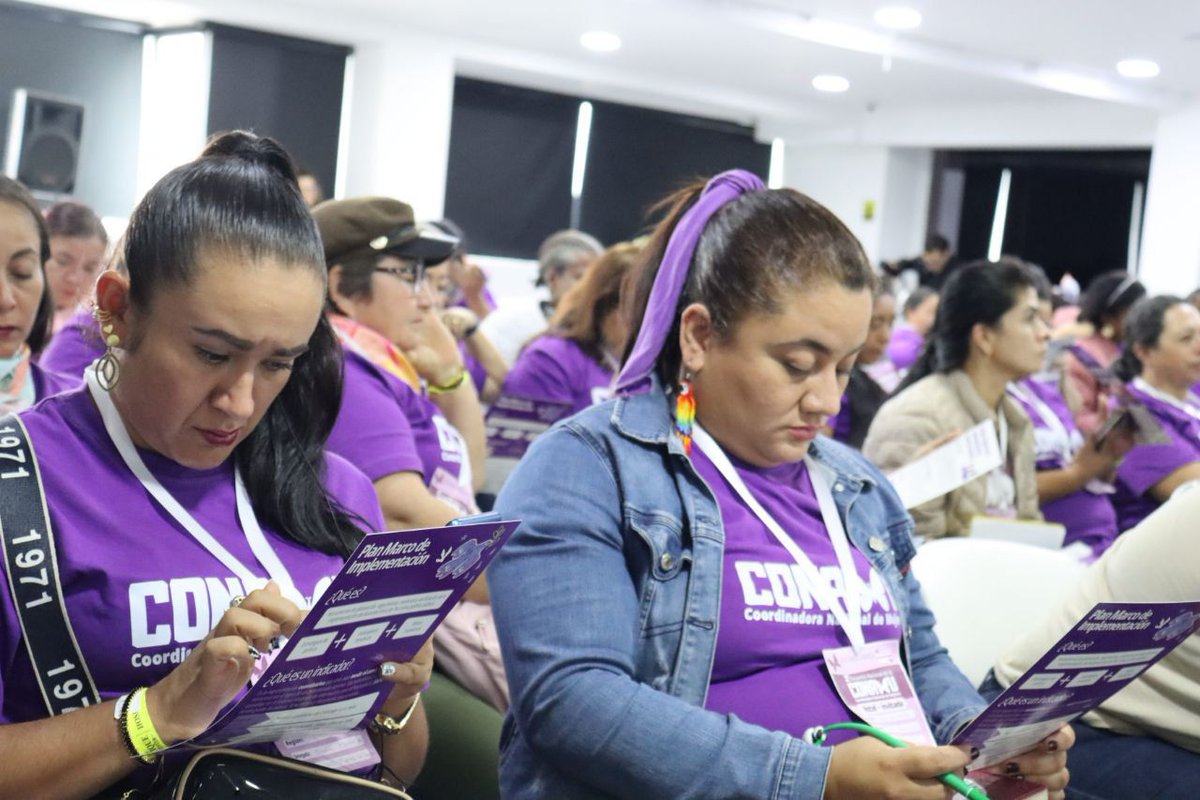 CNRCOMUNES's tweet photo. Unidas por la Paz y la Igualdad Mujeres Liderando el Cambio en Colombia👏🇨🇴
En el segundo día del Encuentro Nacional de la Coordinadora Nacional de Mujeres #CONAMU las firmantes de paz y sus aliadas se reunieron en mesas de trabajo para construir estrategias organizativas por la paz en Colombia y los derechos de las mujeres en el territorio.
Este encuentro histórico reúne a líderes #Mujeres 💜 de todo el país, comprometidas con la construcción de una sociedad más justa y equitativa. Juntas, desarrollan acciones y consolidan propuestas para:
✅️ Fortalecer la participación política de las mujeres en la toma de decisiones.
✅️ Proteger los derechos humanos y territoriales de las comunidades.
✅️ Promover la justicia y la reconciliación en los territorios afectados por el conflicto.
✅️ Empoderar a las mujeres como agentes de cambio y paz.
Este Encuentro Nacional es un llamado a la acción, un compromiso con la transformación social y la construcción de un futuro más próspero y pacífico para todos y todas✊️🇨🇴