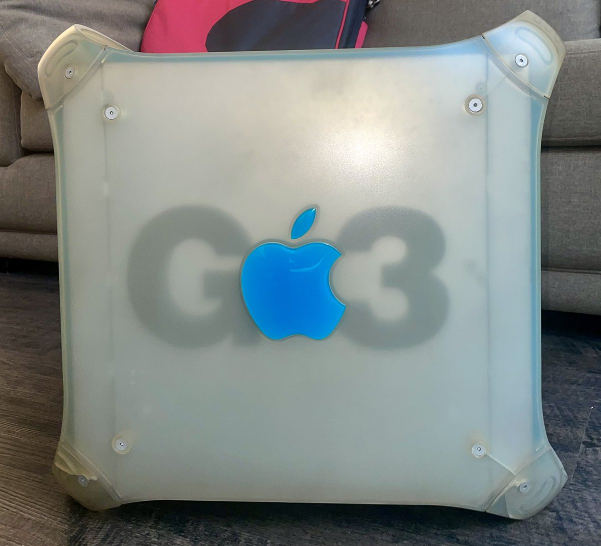 dtabach's tweet photo. Alguém por favor sugira um destino digno para esse Power Macintosh G3 ‘Blue’, completo com teclado, mouse bolinha e manual. https://t.co/E35TtyfhI8