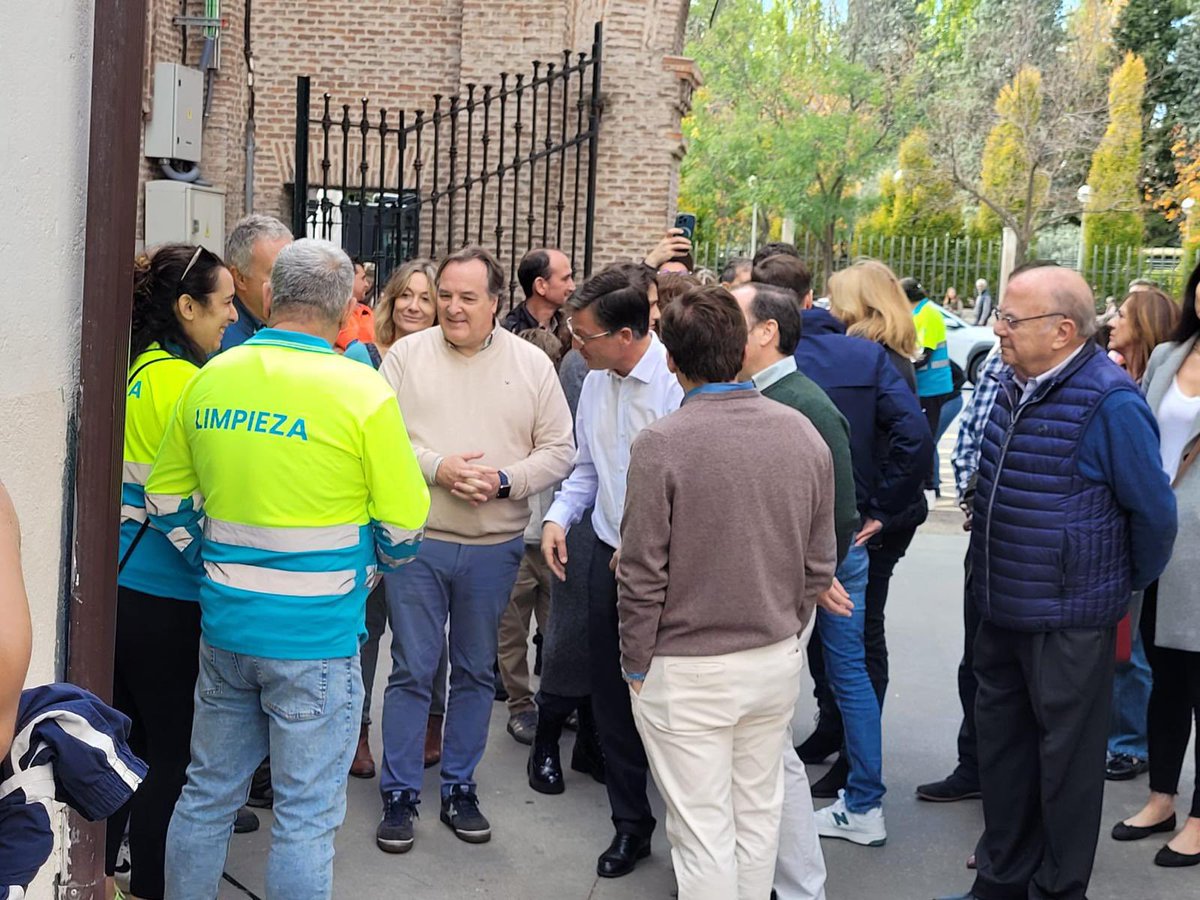 jaimegtaboada's tweet photo. Días cargados de solidaridad de vecinos aportando toneladas de comida y ropa en Chamberí. Increíble  los 350 jóvenes  q han pasado largas jornadas de ayuda. Infinitas Grcs a todos y a los servicios municipales. @AlmeidaPP_ @InmaSanzO @bcarabante han querido agradecerlo en persona https://t.co/fpnd357rRC