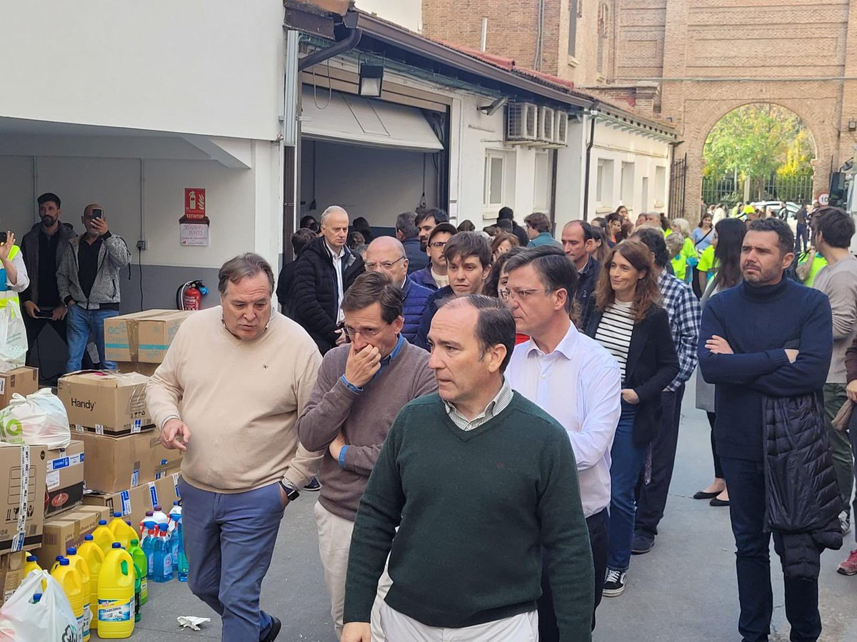 jaimegtaboada's tweet photo. Días cargados de solidaridad de vecinos aportando toneladas de comida y ropa en Chamberí. Increíble  los 350 jóvenes  q han pasado largas jornadas de ayuda. Infinitas Grcs a todos y a los servicios municipales. @AlmeidaPP_ @InmaSanzO @bcarabante han querido agradecerlo en persona https://t.co/fpnd357rRC