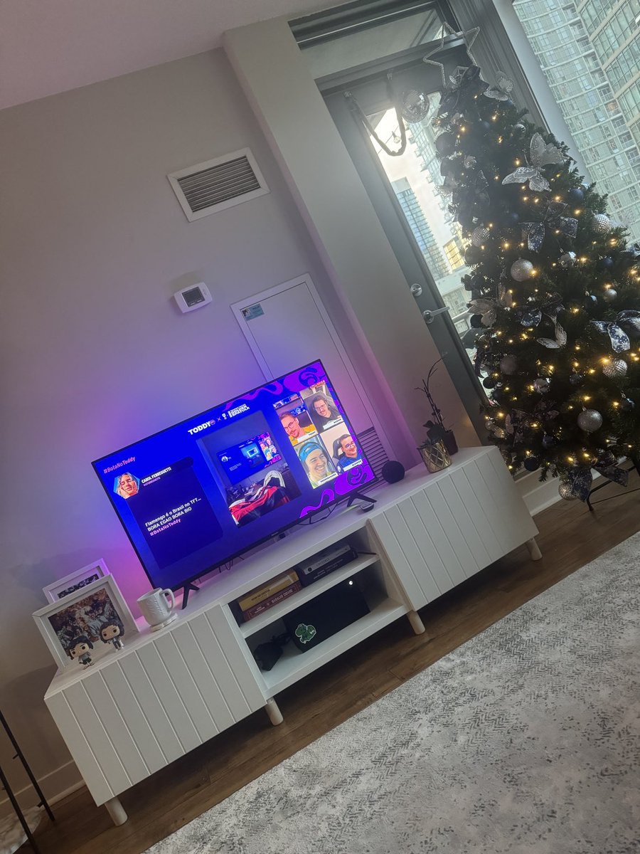 PepsimaiorqCoca's tweet photo. Já é Natal aqui em Toronto! #BotaNoToddy https://t.co/dT5H92Styt