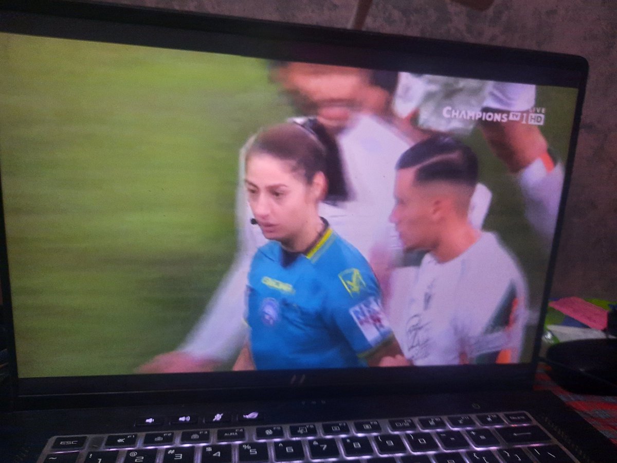 _fireshare's tweet photo. Hampir tuh Tragedi Bahrain dapat karma baiknya di sini bagi Bang Jay, wkwk.

Tapi ya akhirnya batal sah juga..
Protes sama Mbak wasit juga gak ubah keputusan. Tetep 1-0 untuk Inter.

Seenggaknya udah tampil baik, moga dilirik Simone Inzaghi/Dirtek Inter. 👀

#SerieA
#INTVEN https://t.co/vL8ZubOz1G