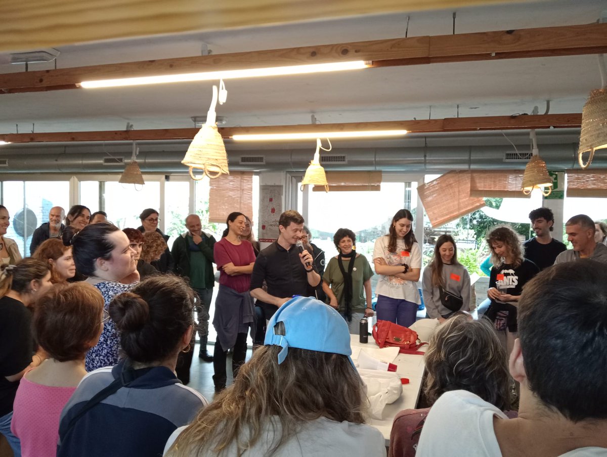 NuriaSuarez_R0's tweet photo. Desde ayer estoy colaborando en el Punto de Ayuda a los afectados por la #INUNDACIÓN organizado en el local que @RecortesCero compartimos con @UCEspana y @RuzafaLa con cientos de voluntarias/os, mucha juventud, también inmigrante...son un ejemplo de #SolidaridadVictimasDana 👏👏 https://t.co/6jNwEz4RJ9