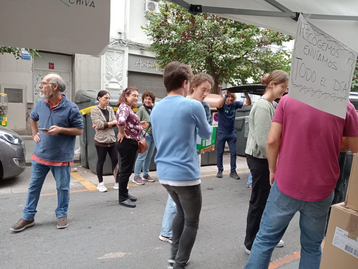 NuriaSuarez_R0's tweet photo. Desde ayer estoy colaborando en el Punto de Ayuda a los afectados por la #INUNDACIÓN organizado en el local que @RecortesCero compartimos con @UCEspana y @RuzafaLa con cientos de voluntarias/os, mucha juventud, también inmigrante...son un ejemplo de #SolidaridadVictimasDana 👏👏 https://t.co/6jNwEz4RJ9