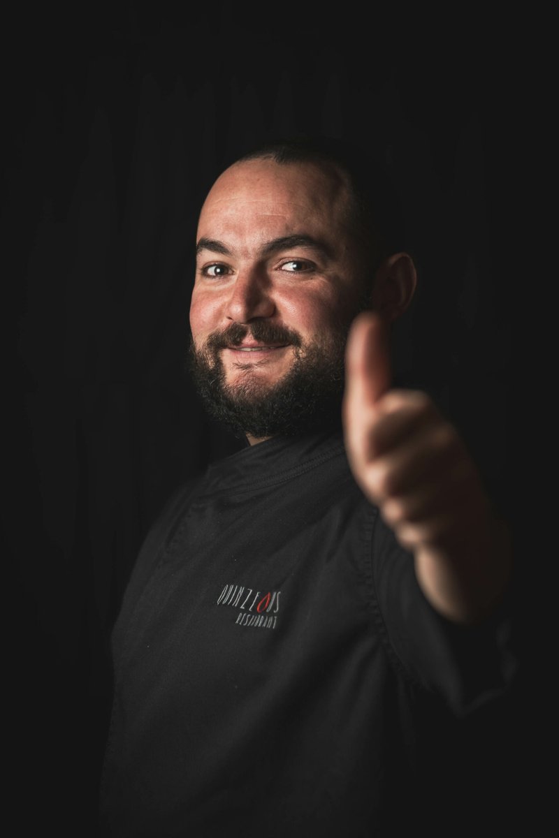 Per donar el tret de sortida del Mes de la salut, aquest dimecres comptarem amb el xef riudaurenc Ferran Pont, del restaurant 15ous, que cuinarà en directe al mercat amb productes de proximitat, i oferirà tastets de tres de les seves receptes fetes amb productes del mercat.