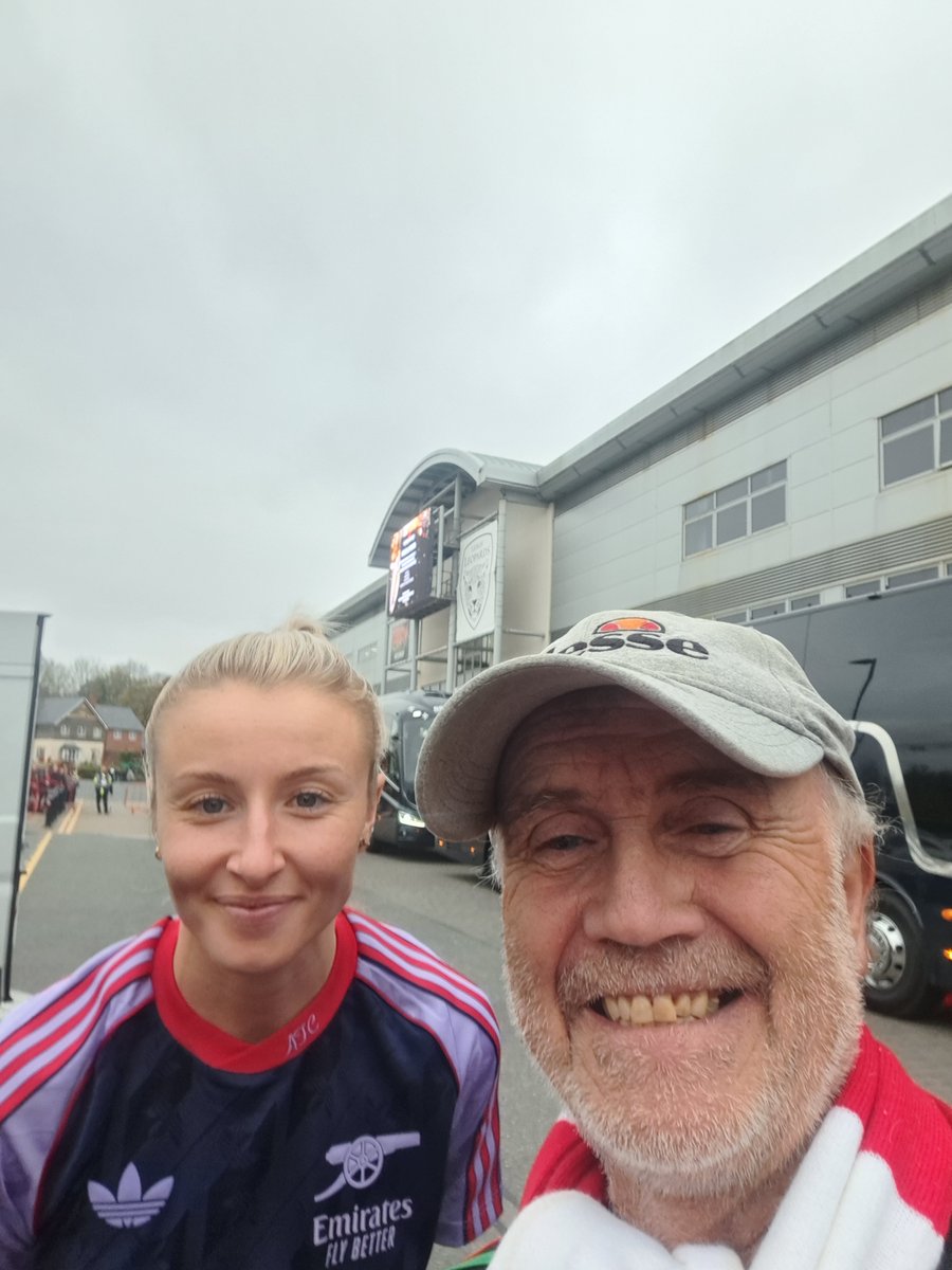 WoodspringRoad's tweet photo. Leah Williamson Arsenal women fc. Also captain of the England national women's team. This lady spent half an hour and more after today's game signing autographs &amp; posing for photos with fans outside the ground. That's class. Thanks Leah 👏⚽️ https://t.co/Zc8brA5fsl