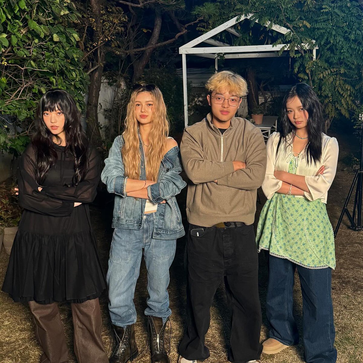 hannidaily's tweet photo. JASON MET NEWJEANS https://t.co/B4nenWKUnb