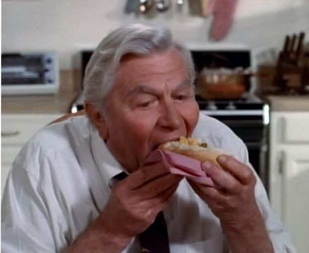 While watching classic #Matlock in syndication, my favorite part of every episode was when he ate the #hotdog I would even imagine myself as Matlock every time I scarfed one down. Curious to check out the new series but are they keeping the tradition alive?