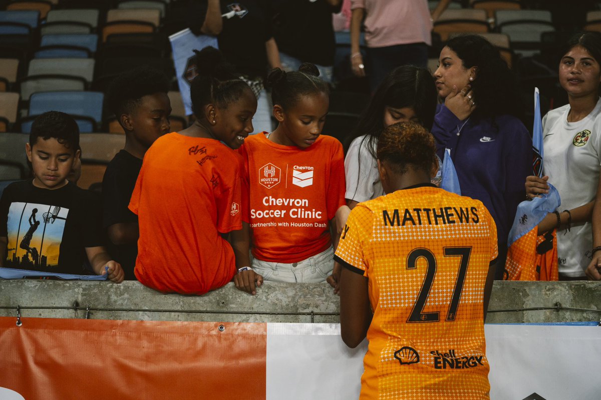 zoe_ZM5's tweet photo. Little me would be so proud! Thank you to all the fans. The home debut was amazing! #godash #LFG2025 #inspirationforthenextgen @HoustonDash https://t.co/CHTfewQHiZ