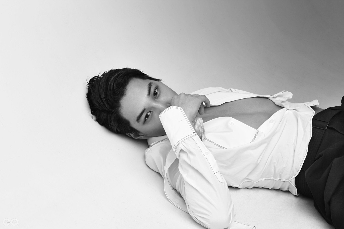 kji_rnb's tweet photo. this pic is so 90s heartthrob coded https://t.co/KAaej4bLrd