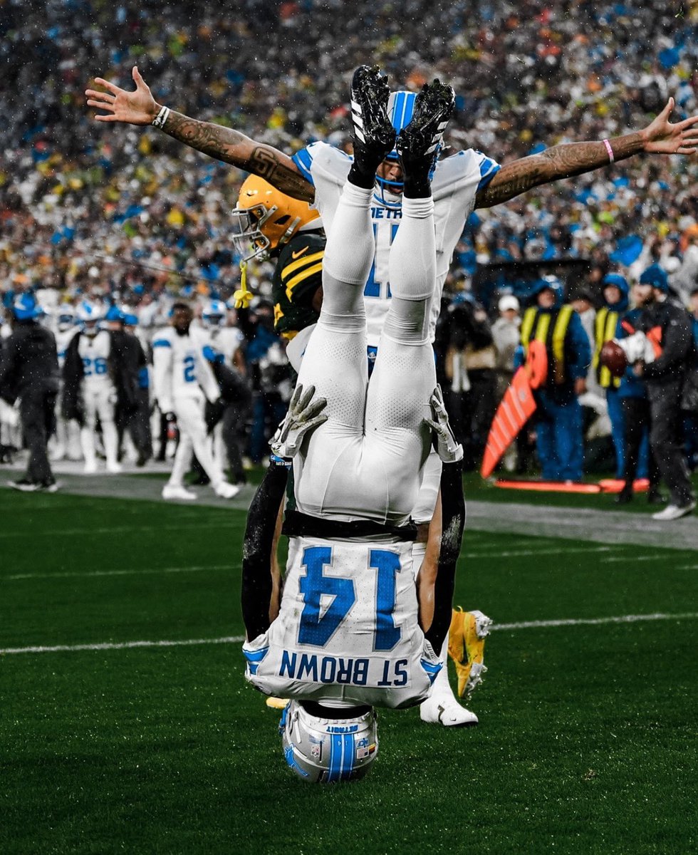 boonersports's tweet image. This might be the GREATEST photo taken of all-time in the NFL
#OnePride