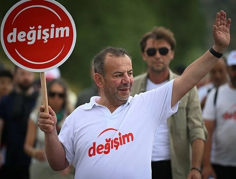 ajans_muhbir's tweet photo. Tanju Özcan'dan 'Cumhurbaşkanı Adaylığı' çıkışı:

"Muhalefet ülkeyi yönetemeyecek aday gösterirse tarihi vazife sayarım;  100 bin imza toplayıp aday olmaktan çekinmem." https://t.co/qEl6C84Ir9