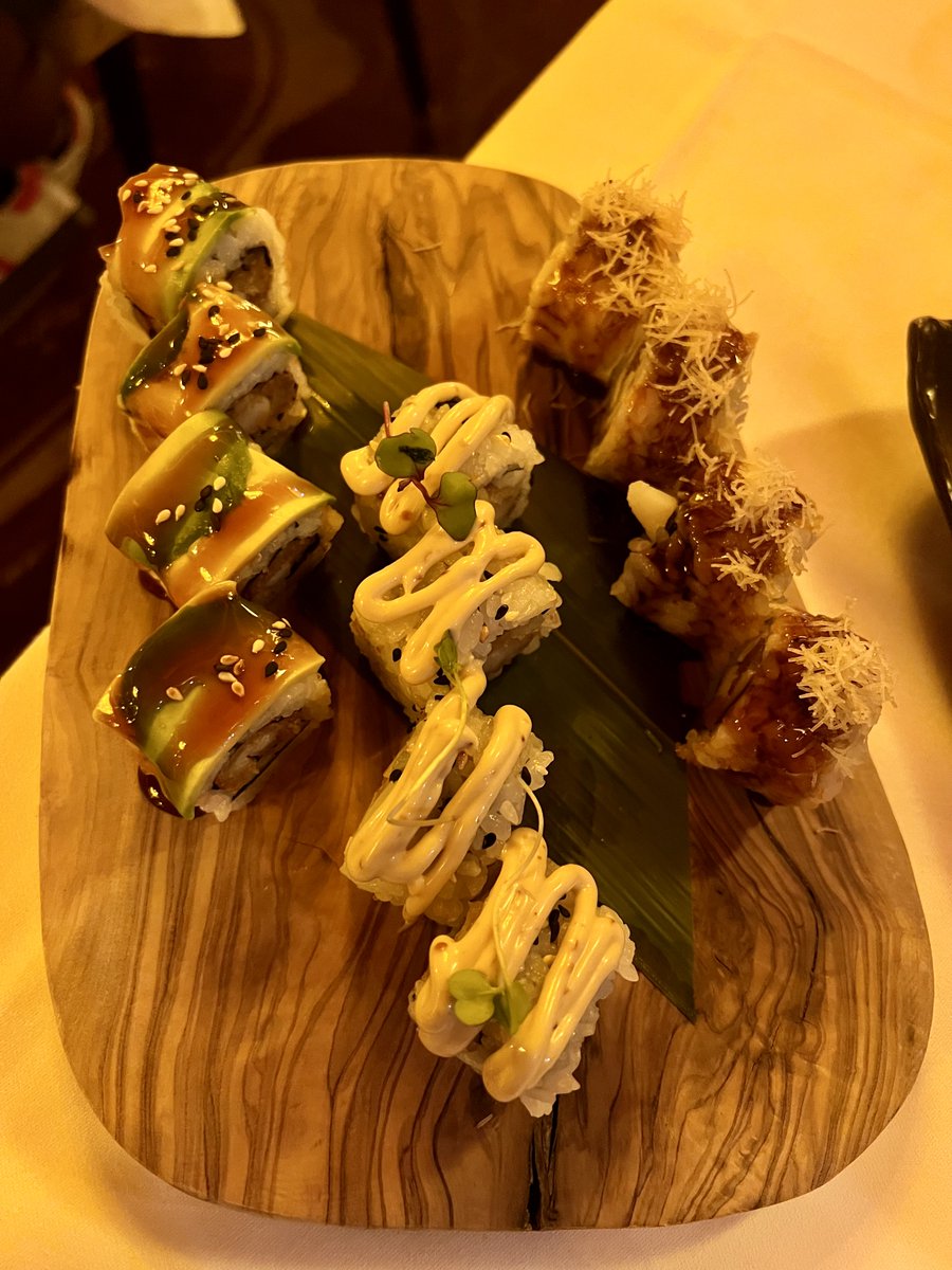 angelponstv's tweet photo. Yo: 'Me comeré solo unos rollitos'. También yo después de 10 minutos… 🐠🍣. #SushiMode #Gastronomía #Foodie https://t.co/6QttiihdUp
