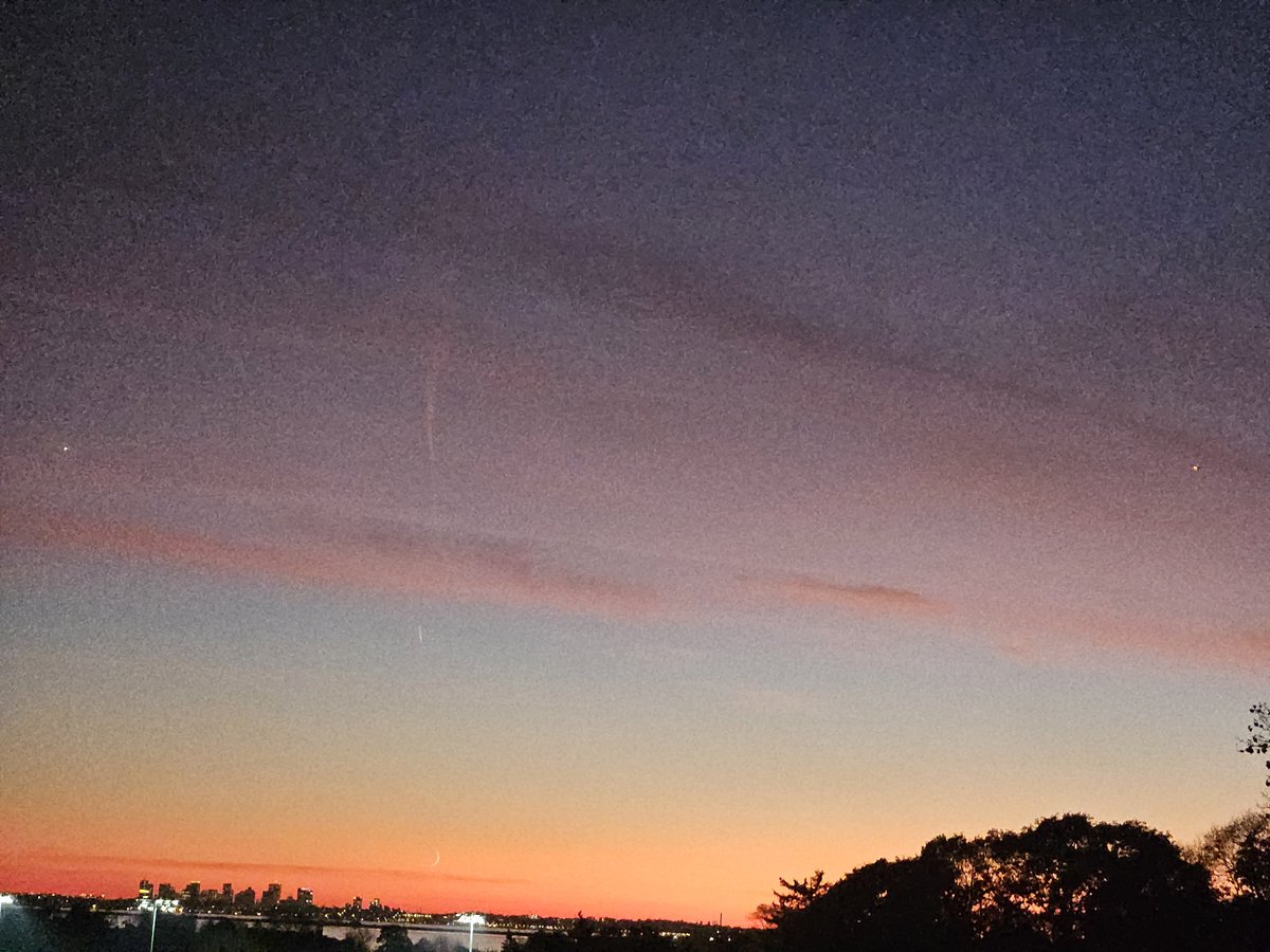 ActuaryHead's tweet photo. From the southwest corner of a brand new crescent moon. https://t.co/4nKbINAlCG