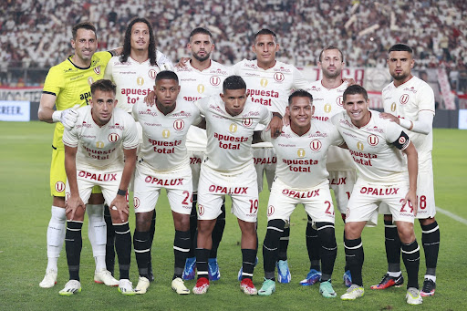 El conformismo del hicha peruano. Festejan con cohetes y mas titulo de Universitario, un campeon de un futbol paueperrimo, el peor de Sudamerica. El fanatico de Peru se alegra con ganar aca y se resigna hacer papelon internacional "Un paladar mediocre merece un futbol mediocre"