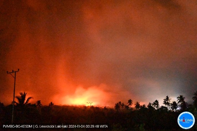PVMBG_'s tweet photo. Terjadi erupsi G. Lewotobi Laki-laki pada hari Minggu, 03 November 2024, pukul 23:57 WITA. Erupsi terekam di seismograf dengan amplitudo maksimum 47.3 mm dan durasi 1450 detik. https://t.co/Cy4Mis3T5I via @id_magma https://t.co/cpLiL5p2l5