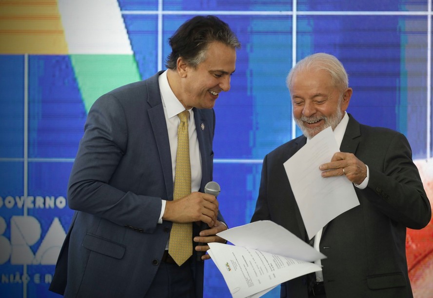 Analise2023's tweet image. 🚨 IMPRESSIONANTE: após início do Pé de Meia, 100% dos alunos do terceiro ano do Ensino Médio de 14 estados se inscrevem no Enem!

- Dos 14 estados, 11 são do Norte e Nordeste, as duas regiões mais beneficiadas pelo novo programa do governo Lula!

- Em 2023, nenhum estado do…