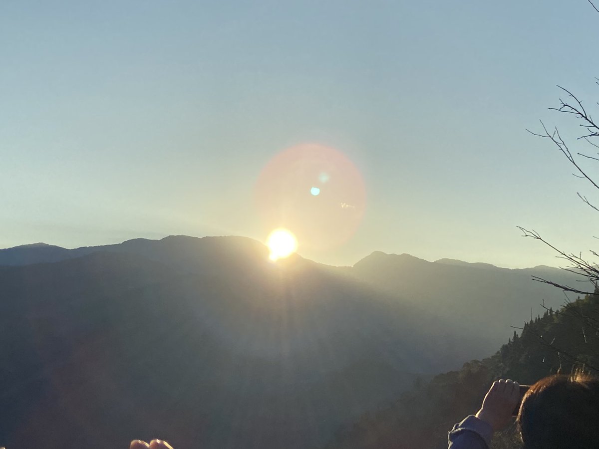 world63wanderer's tweet photo. #阿里山 #SunSweetHouse のオ－ナ－が日の出の時間と日の出が見れる場所を教えてくれます。歩いて10分もかからないところ。宿泊客がみんな見に来てました。また、星空のスポットも教えてくれます。プラネタリウム🪐の星空でした。 #台湾 https://t.co/6rfDIcBA95