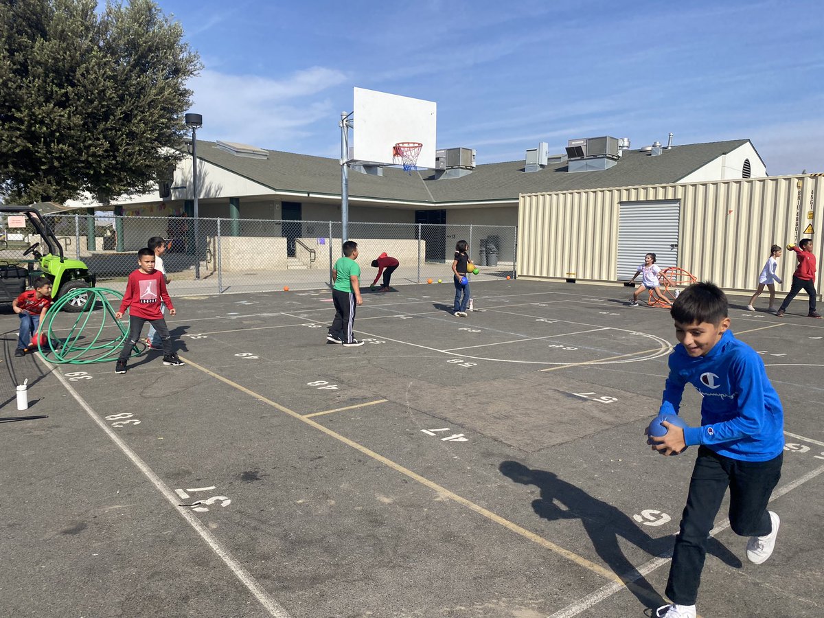 JustinYag3r's tweet photo. Ss participated in Castle Ball in order to demonstrate how to throw a ball with accuracy and field a ground ball. Students have to throw a ball and knock down other teams hula huts while defending their own. #SCAmathew #burtonschooldistrict #PE https://t.co/1iWwmecOVm