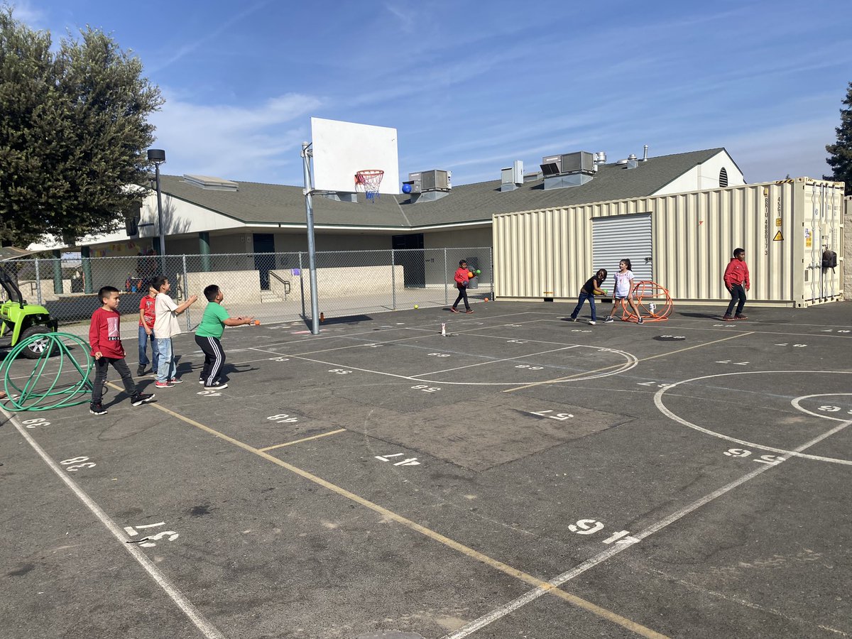 JustinYag3r's tweet photo. Ss participated in Castle Ball in order to demonstrate how to throw a ball with accuracy and field a ground ball. Students have to throw a ball and knock down other teams hula huts while defending their own. #SCAmathew #burtonschooldistrict #PE https://t.co/1iWwmecOVm
